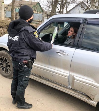 Свежие новости: В Веселиново полицейские поздравили женщин-водителей цветами