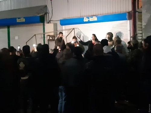 Фото новости: На рынке 7-й километр в Одессе произошли столкновения торговцев и спецназовцев Свежие новости: На рынке 7-й километр в Одессе произошли столкновения торговцев и спецназовцев