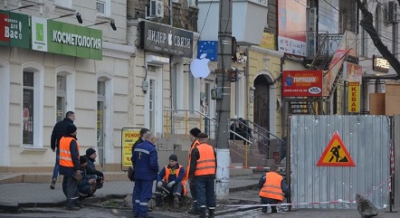 Свежие новости: ВИДЕО:  На проезжей части в центре Николаева образовалась 4-метровая яма