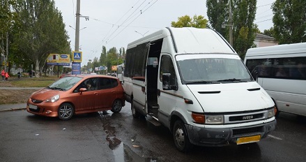 Свежие новости: В Николаеве столкнулись легковой автомобиль Honda Jazz и маршрутка Iveco.