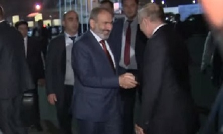 Фото новости: Как премьер Армении провожал президента России в аэропорту Видео Свежие новости: Как премьер Армении провожал президента России в аэропорту Видео