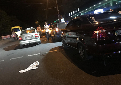 Фото новости: Ночью в Николаеве толпа таксистов побила дебошира, который цеплялся к одному из них Свежие новости: Ночью в Николаеве толпа таксистов побила дебошира, который цеплялся к одному из них