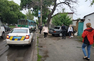 Свежие новости: В Николаеве авто врезалось в стену дома