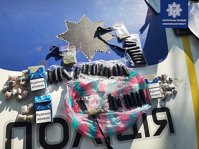 Свежие новости: Николаевские патрульные задержали «закладчиков», у которых с собой было более полусотни свертков