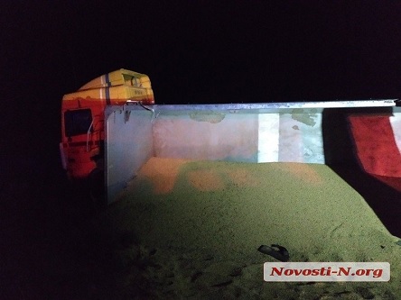 Свежие новости: Под Николаевом перевернувшийся зерновоз полностью заблокировал объездную дорогу на Херсон