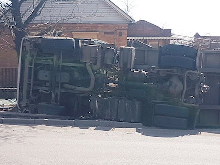 Свежие новости: В Первомайске произошло ДТП: фура перевернулась на бок
