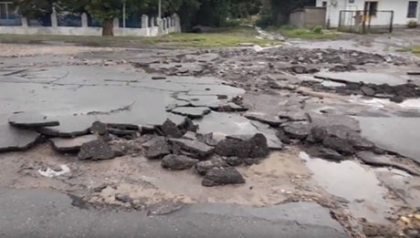 Свежие новости: В Николаеве асфальт с дороги сошел после ливня