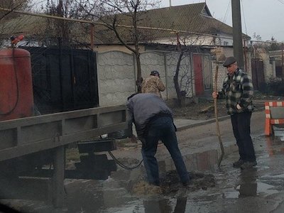 Свежие новости: В Николаеве из дороги вырезают часть рельса