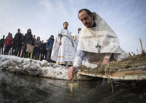 Фото новости: В Николаеве на Крещение священник отказался святить воду простым людям Свежие новости: В Николаеве на Крещение священник отказался святить воду простым людям