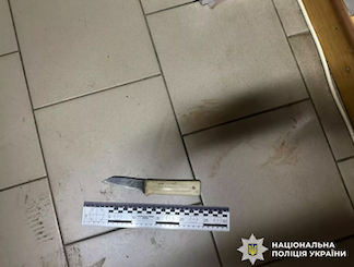 Свіжі новини: У Очакові чоловік після сварки повернувся до магазину з ножем і поранив опонента