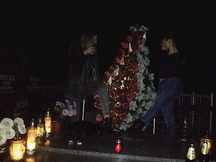 Свежие новости: На кладбище на Львовщине девушки устроили пьяные танцы