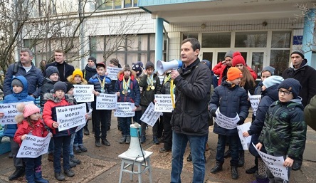 Свежие новости: ВИДЕО: родители воспитанников СК «Заря» требуют уволить директора Барского