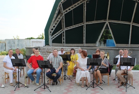 Свежие новости: На музейній площі міста духовий оркестр Южноукраїнського міського центру культури та дозвілля виступив з музичною програмою