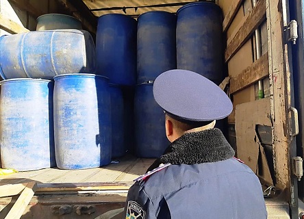 Свежие новости: В Николаеве остановили грузовик, в котором было 15 тонн спирта и оборудование для подпольного цеха