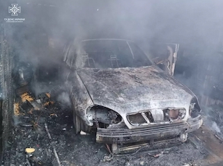 Свежие новости: У Вознесенську згорів автомобіль разом із гаражем