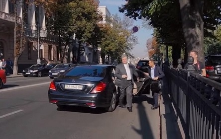 Свежие новости: Сняли на видео, как Порошенко на красный свет переходит дорогу наперерез автомобилям