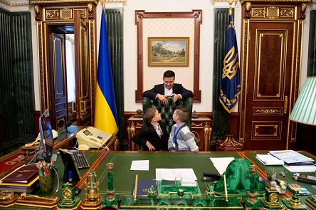 Свежие новости: ВИДЕО: Зеленский встретился с сыновьями погибших военных и пообещал помочь с жильем