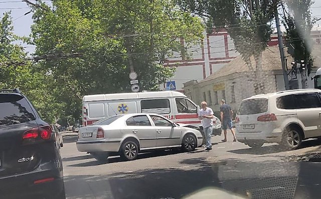 Свежие новости: В центре Николаева на перекрестке столкнулись «скорая», перевозившая вакцину,