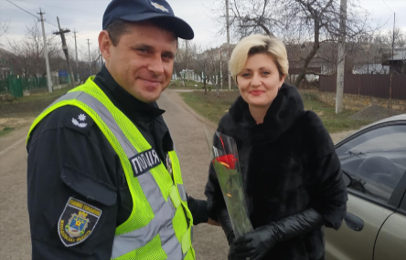 Свежие новости: ФОТО: Поліцейські Веселинівского району привітали жінок-водіїв зі святом весни