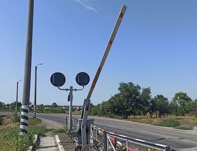 Свежие новости: Под Николаевом грузовик увидев, что шлагбаум опускается, сбил преграду