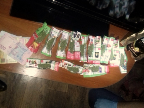 Свежие новости: Жительницу Южноукраинска взяли с поличным за торговлю мариуханой