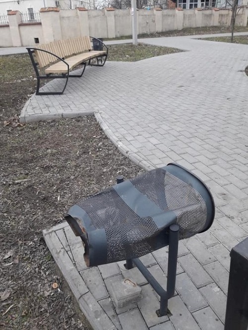 Свежие новости: В Николаеве в сквере вандалы изломали урны, вырвали барьер для авто и разбирают плитку