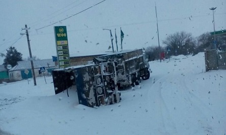 Свежие новости: На Николаевщине из-за гололеда у «КамАЗа» перевернулся прицеп с кукурузой