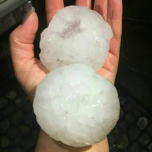 Свежие новости: ВИДЕО: В двух областях Украины выпал аномально-крупный град