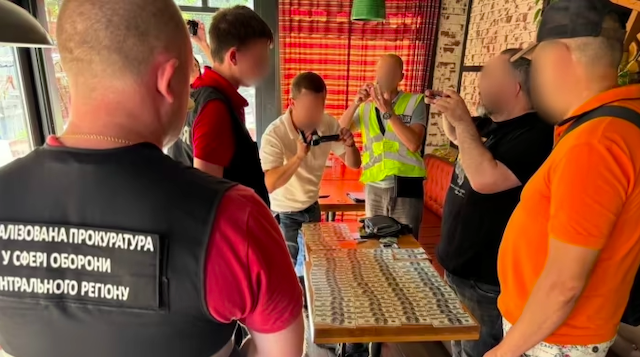 Фото новости: Посадовець Міноборони за $10 000 обіцяв чоловікам бронювання на критично-важливе підприємство Свежие новости: Посадовець Міноборони за $10 000 обіцяв чоловікам бронювання на критично-важливе підприємство