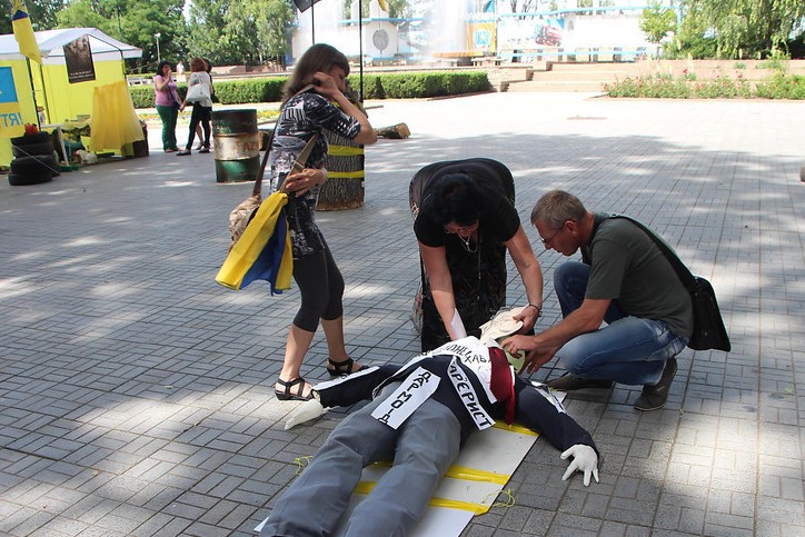 Свежие новости: Митингующие под стенами Николаевской облгосадминистрации  сожгли чучело «коррупционера». ФОТО