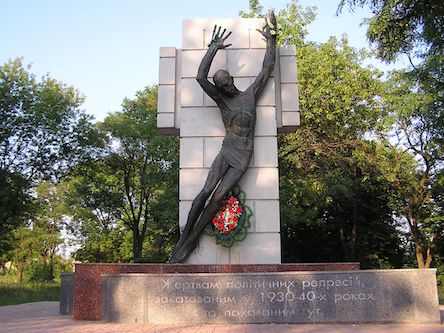 Свежие новости: У Миколаєві тривають роботи щодо відновлення меморіальної дошки в пам’ять про жертви політичних репресій