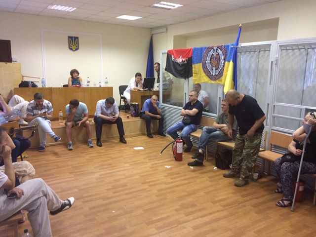 Фото новости: Активисты продолжают блокировать суд с требованием освободить  Свежие новости: Активисты продолжают блокировать суд с требованием освободить