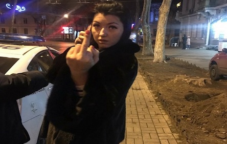 Свежие новости: ВИДЕО: В Одессе пьяная чиновница бросалась на патрульных