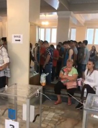 Свежие новости: ВИДЕО На участок в Киеве пришла голосовать организованная группа студентов, подходят только к двум столов