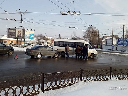 Свежие новости: В Николаеве на кольце столкнулись «маршрутка» и легковой автомобиль
