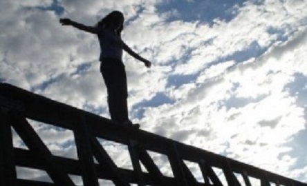 Свежие новости: Иностранная студентка сбросилась с моста. Тело ищут водолазы