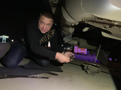 Свежие новости: Депутат Кормышкин, меняя колесо на трассе Николаевщины, подбирал эпитеты в адрес руководства Службы автодорог