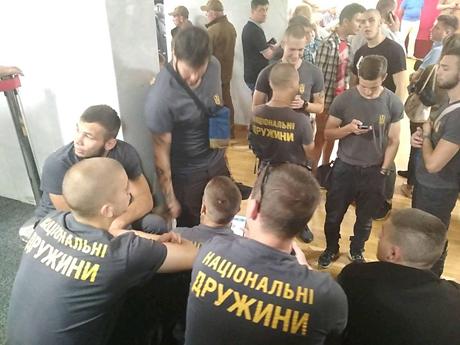 Свежие новости: В Киевсовете националисты устроили потасовку и выломали дверь в сессионный зал