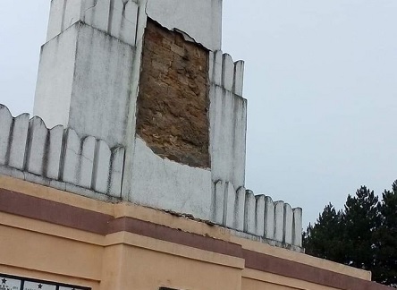 Свежие новости: В селе на Николаевщине начал разрушаться памятник воинам Второй мировой войны – часть фасада уже обрушилась