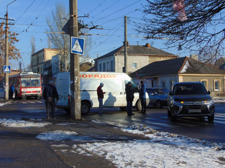 Свежие новости: В центре Николаева из-за ДТП приостановилось движение троллейбусов