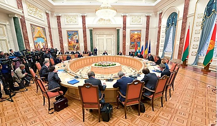 Фото новости: «Роспуск «Л/ДНР», прекращение огня»: Украина в Минске выдвинула ряд требований для реализации соглашений Свежие новости: «Роспуск «Л/ДНР», прекращение огня»: Украина в Минске выдвинула ряд требований для реализации соглашений