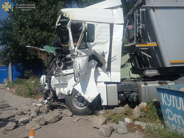 Свежие новости: В Веселиновому зіштовхнулися дві фури – одного з водіїв «вирізали» рятувальники