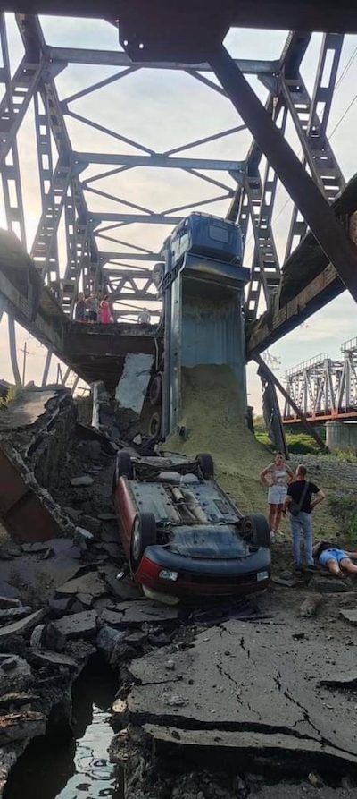 Свежие новости: У Закарпатті обвалився міст з машинами