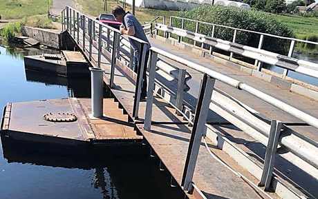 Свежие новости: В Пересадовке из-за грузовиков в очередной раз «утонул» мост