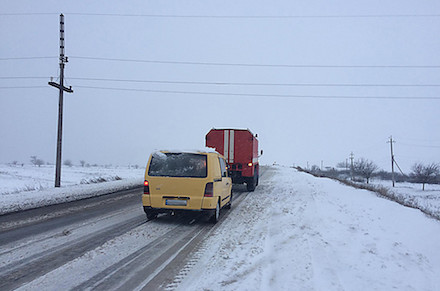 Фото новости: Возле Вознесенска скопилось около 100 фур, к ним выехала спецтехника Свежие новости: Возле Вознесенска скопилось около 100 фур, к ним выехала спецтехника