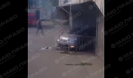 Свежие новости: ВИДЕО: В Николаеве водитель на «Hyundai» чуть не разнес забор кинотеатра «Космос»