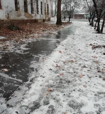 Свежие новости: Жители Николаева жалуются на отсутствие обработки противогололедными смесями тротуаров
