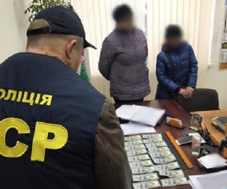 Фото новости: В Херсонской области задержали за взятку главу районной ОТГ Свежие новости: В Херсонской области задержали за взятку главу районной ОТГ