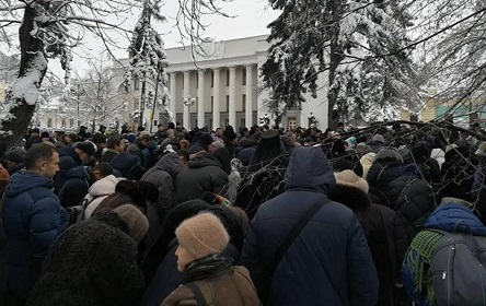 Свежие новости: ВИДЕО: Под Верховной Радой собрались верующие УПЦ МП