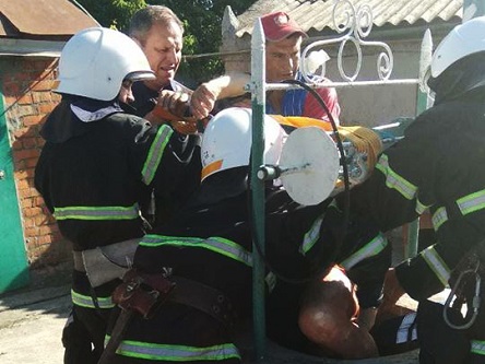 Свежие новости: В Очакове спасатели совместно с местным жителем спасли мужчину, который упал в колодец с питьевой водой